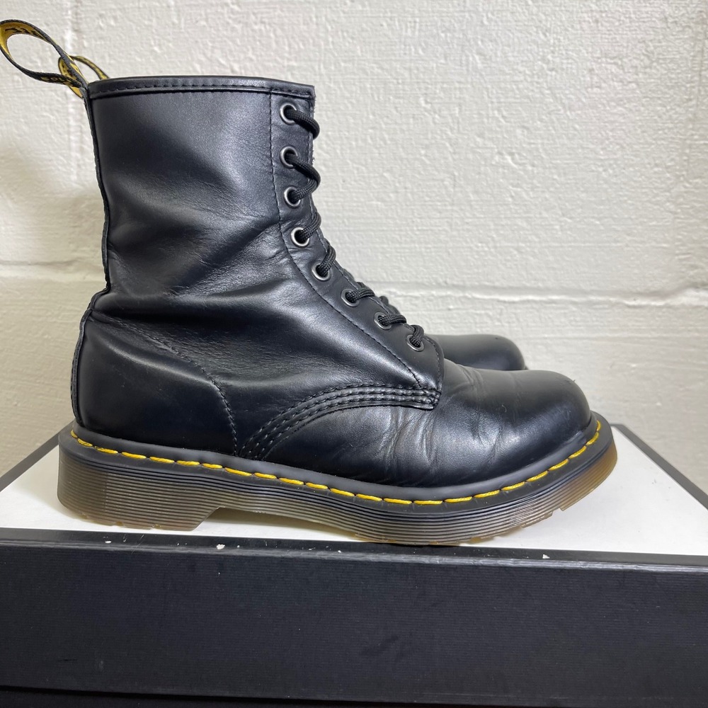 Dr. Martens 11821 Black Smooth Leather Boots Lace up Women's Size 7 US/5 UK‎